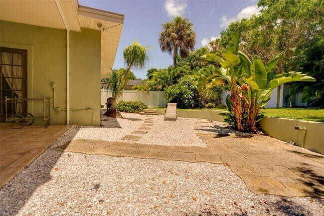 Building Photo - 215 Garden Cir