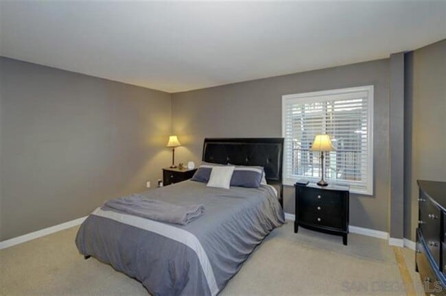 Building Photo - 552 Canyon Dr