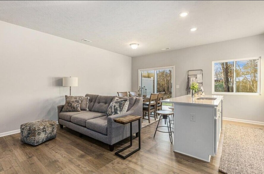 Building Photo - 4633 Glen Haven Dr