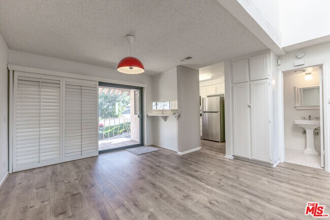 Building Photo - 1709 Cam De Villas