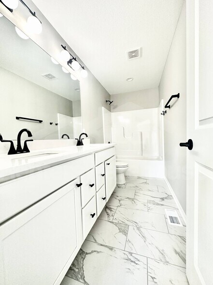 Building Photo - 7000 Lake Hill Dr