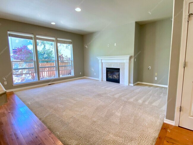 Building Photo - Spacious Corner Home with Community Pool in Prime SW Bend Location