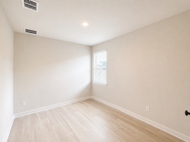 Building Photo - Beautiful 3 Bedroom Home + Study in Paramount