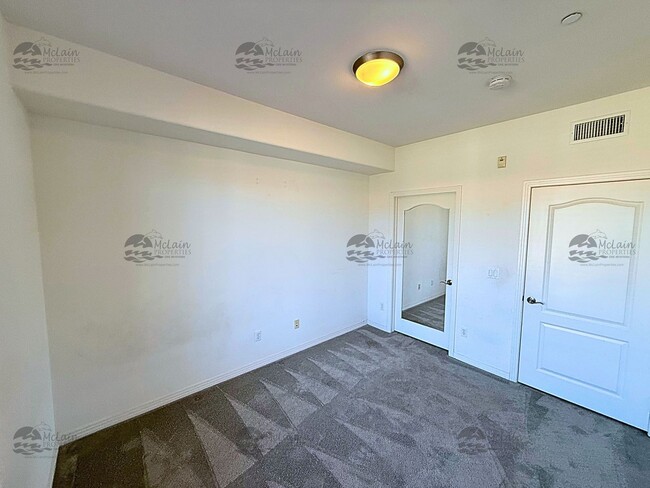 Building Photo - Top Floor 2BD/2BA Condo