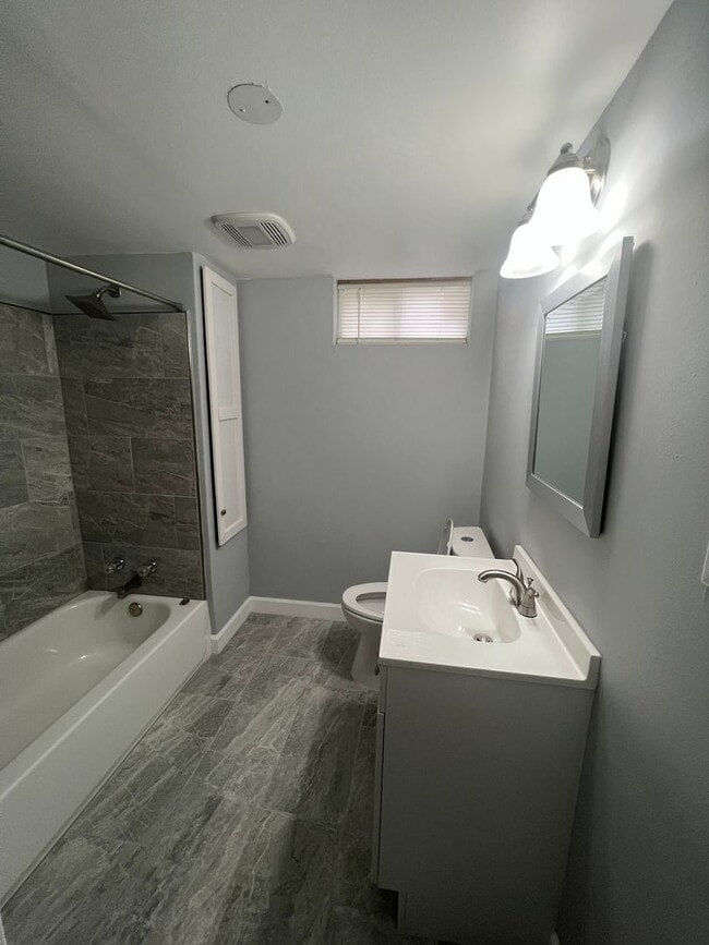 Building Photo - Amazing 6 Bedroom 2 Bathroom home with dual driveways