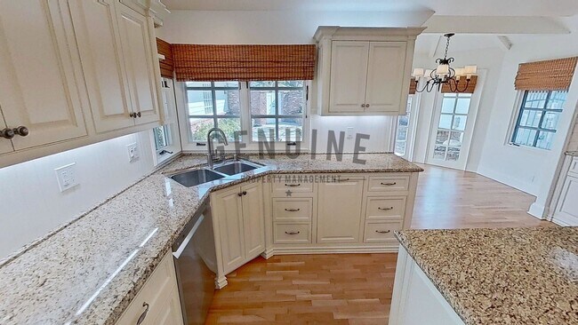 Building Photo - Beautiful Two-Level 5Bd 3.5Ba Home in Newport Beach