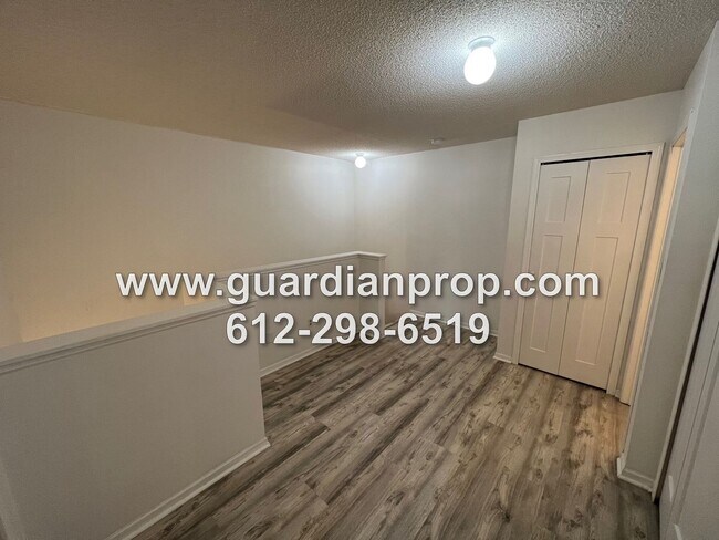 Building Photo - Woodbury Townhouse Available Now, Updated ...
