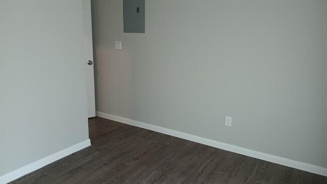 Building Photo - 611 Carpenter Ave