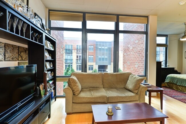 Building Photo - Gorgeous Light Filled Spacious Studio Blocks to King St Metro