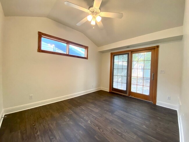Building Photo - South Congress- 3/2 House- $3400