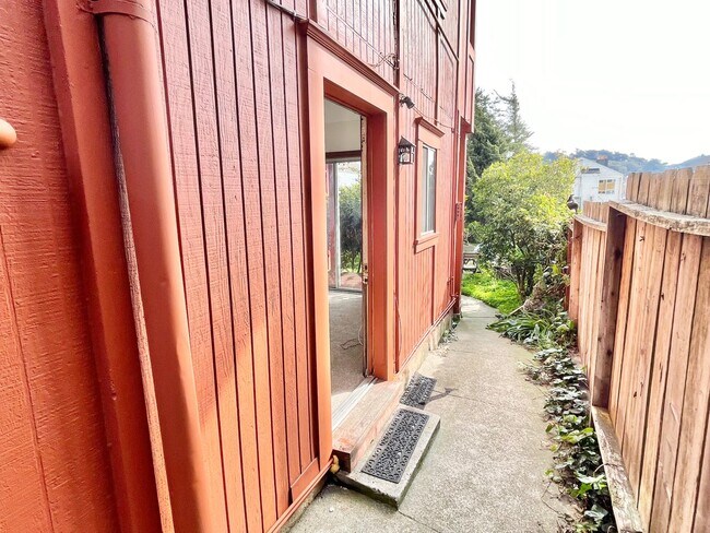 Building Photo - Jr.1BR/1BA Garden Unit NOPA Flat! Laundry!...