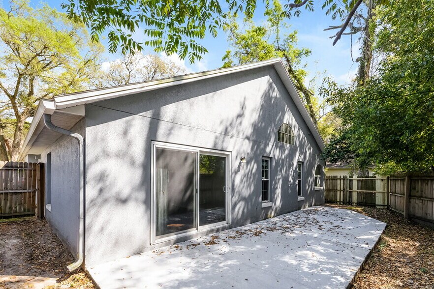 Building Photo - 1598 Royal Oaks Dr