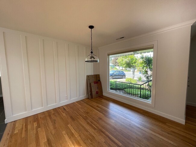 Building Photo - Updated 3 bedroom, 2 bath home