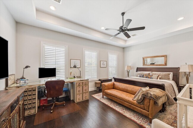 Building Photo - 4415 Marina St