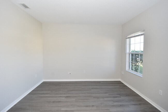Building Photo - 4 bed, 2 bath located in Matanzas Woods su...