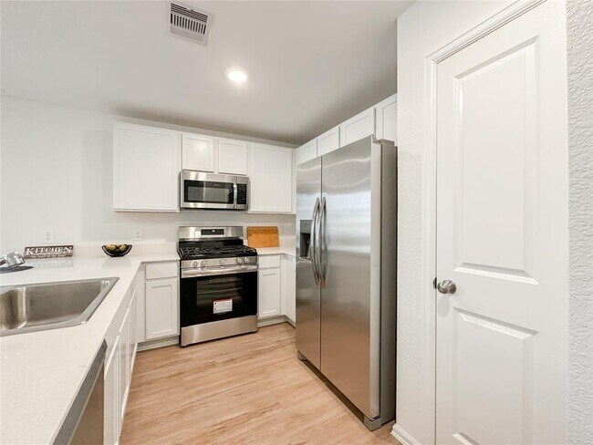 Building Photo - 1480 Las Cuevas Dr