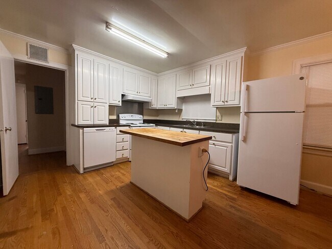 Building Photo - 1300 Dogwood Ln NW