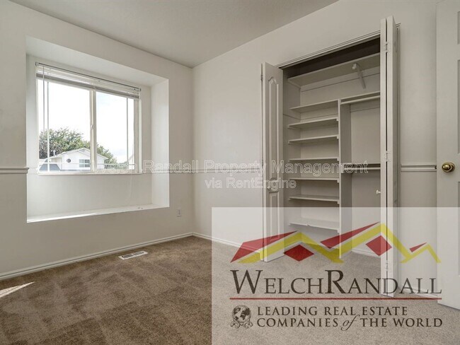 Building Photo - 832 4200 S