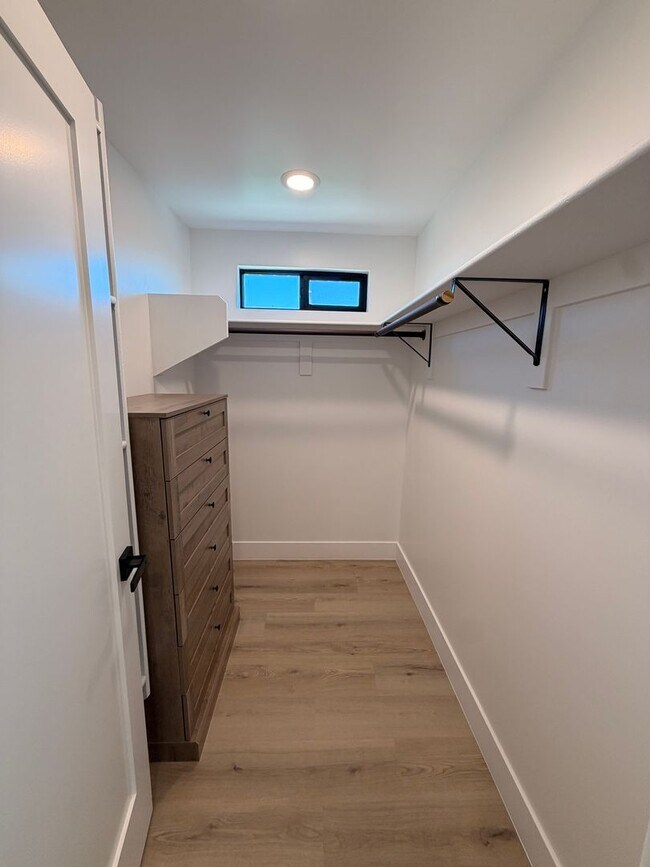 Building Photo - Updated 3 Bed / 2Bath Northeast Phoenix Home Ready for Immediate Move In w/ NO Carpet!