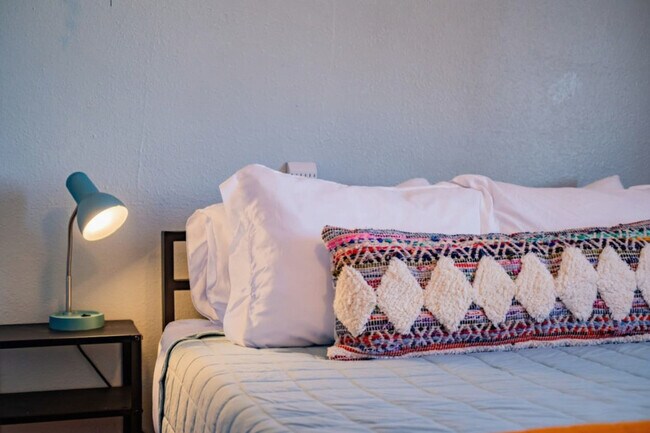 Building Photo - 170 E 100 N