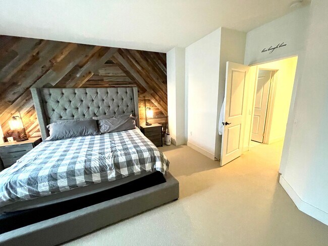 Building Photo - Modern and Chic 2 bed 2.5 bath in Newport Beach!!!