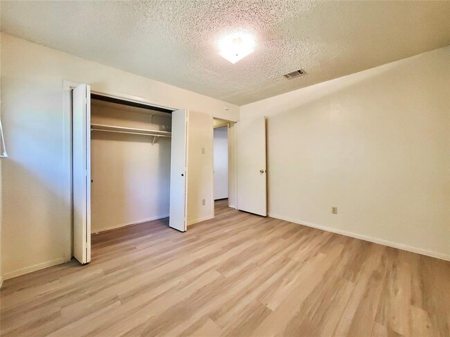 Building Photo - 2827 Wilcrest Dr