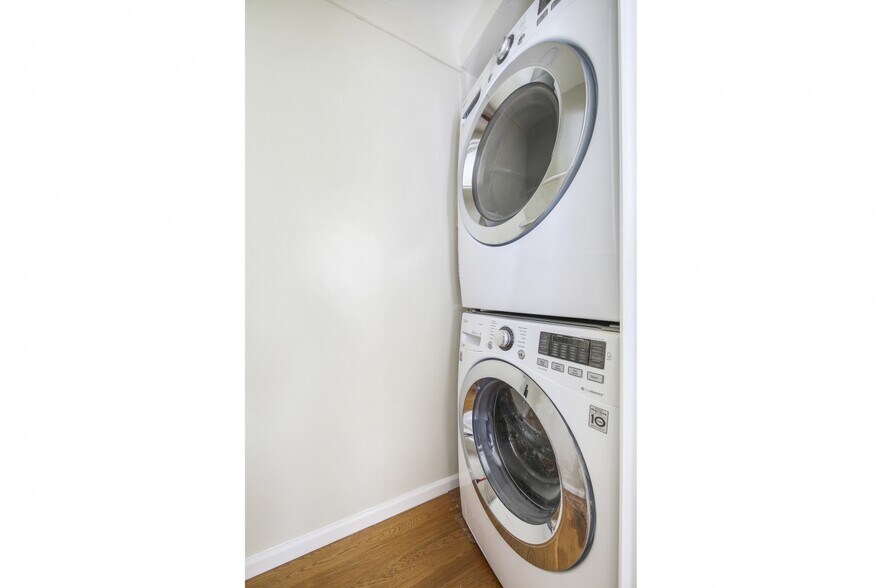 Building Photo - 1020 19th St