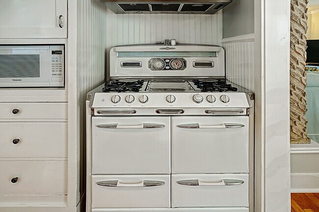 Building Photo - Picturesque Santa Barbara Country Cottage ...