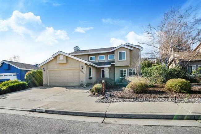 Building Photo - Fully remodeled home, Pet friendly with A/...