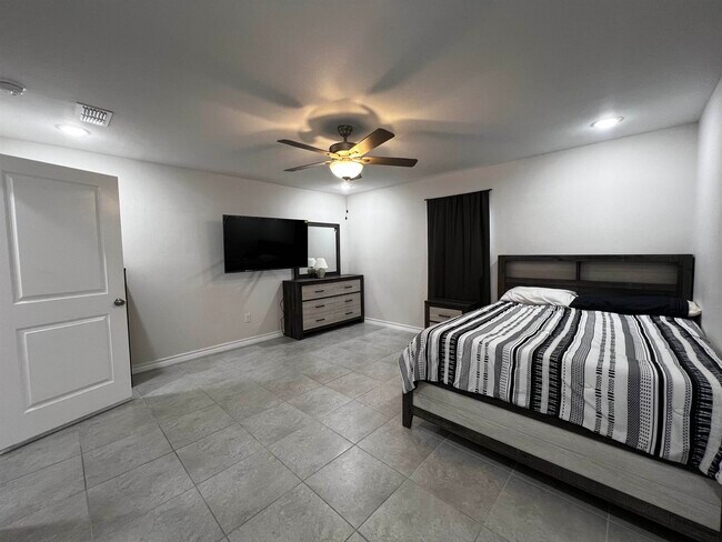 Building Photo - 5626 Encanto Dr