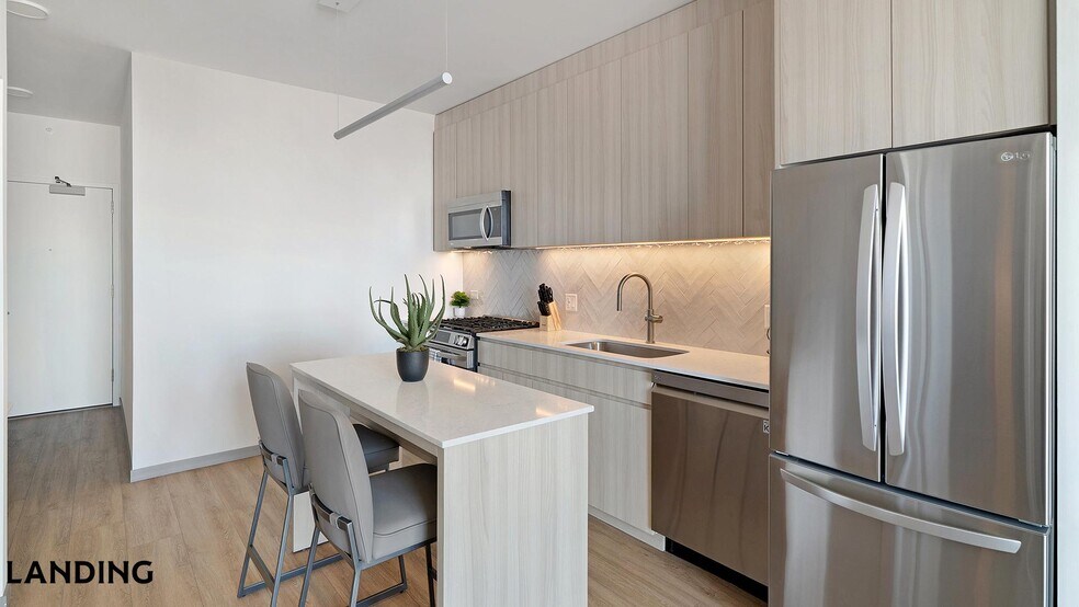 Building Photo - 513 S Damen Ave