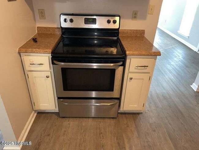 Building Photo - Beautiful 3 Bedroom Home-210 Country Rd. $...