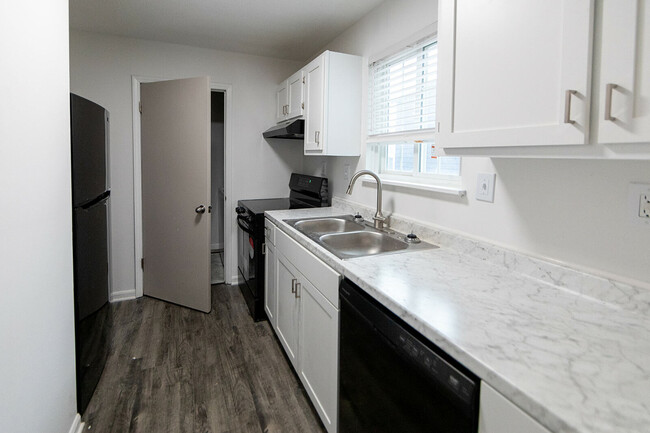 Kitchen - Hillcrest Townhomes