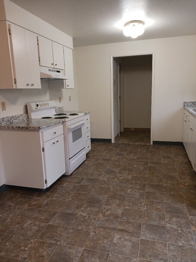 Building Photo - M611/613 W. 13th St