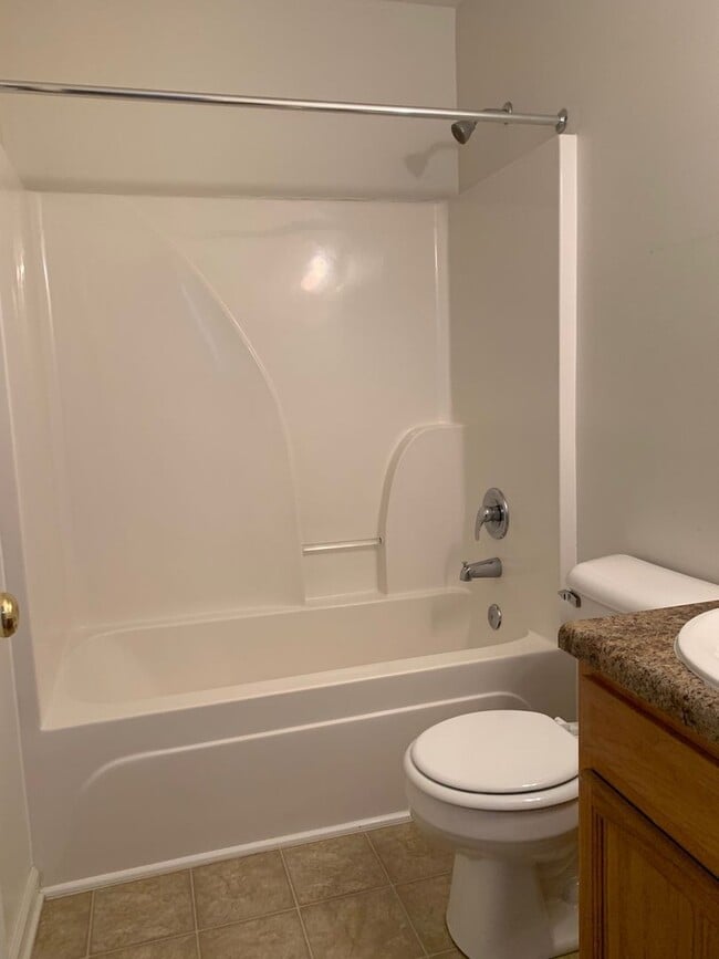 Building Photo - 2 Bedroom 2.5 Bath Townhouse