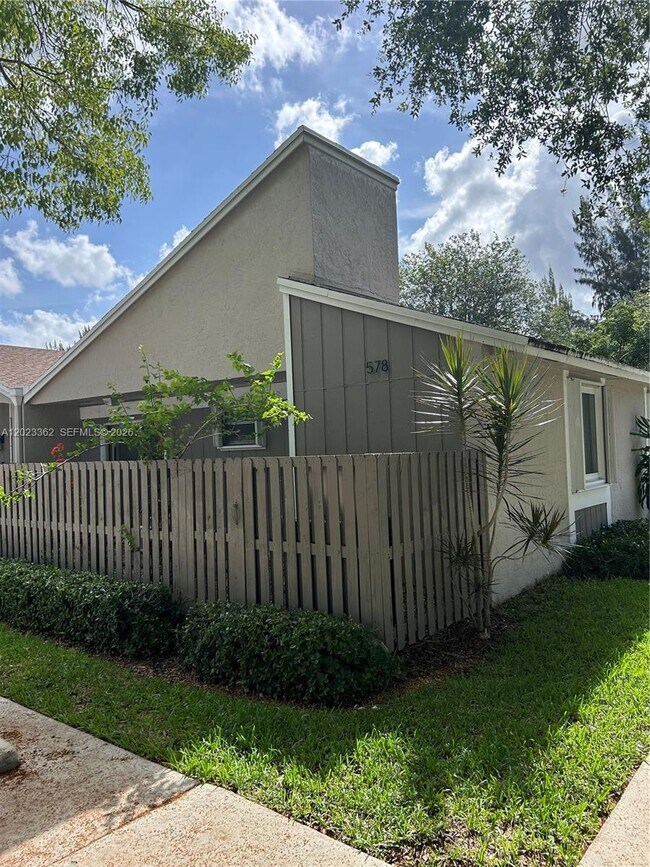 Building Photo - 578 Woodgate Cir