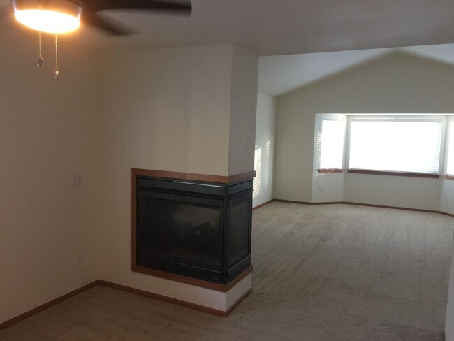 Building Photo - Beautifully Updated 4-Bedroom Home in Desi...