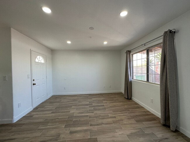 Building Photo - Huntington Beach 3 Bed 3 Bath Apartment