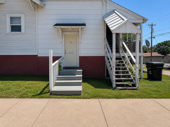 Building Photo - 620 Lake Ave W