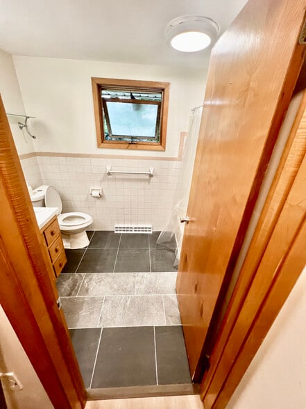 Building Photo - 1814 E Main St