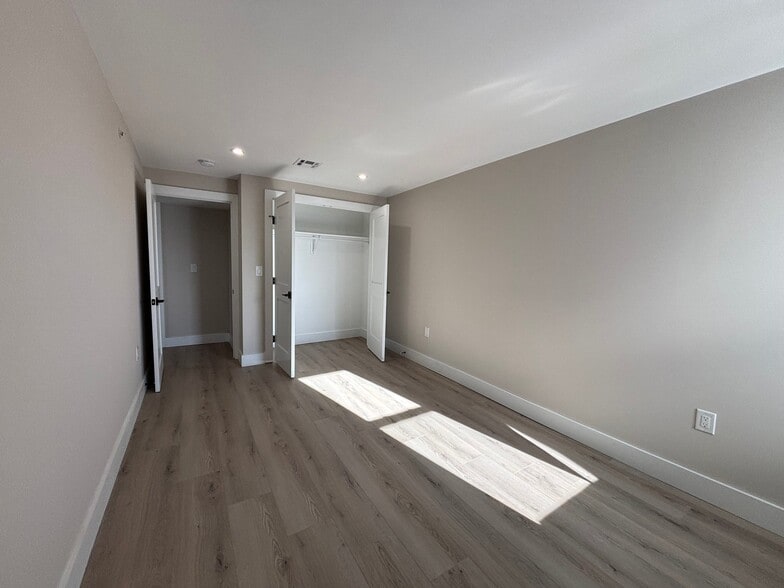 Building Photo - 136 Elm St