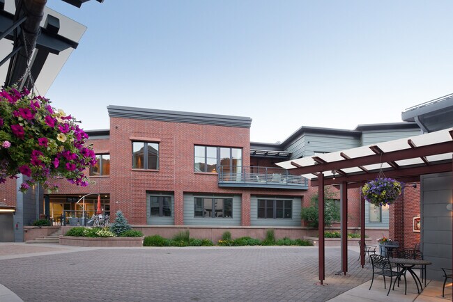 Building Photo - 501 Rio Grande Pl