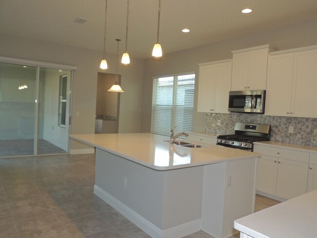Building Photo - CALL ED FOR SHOWING APPOINTMENTS (352) 217...