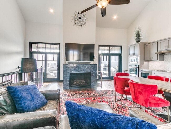 Building Photo - 115 NE 3rd St