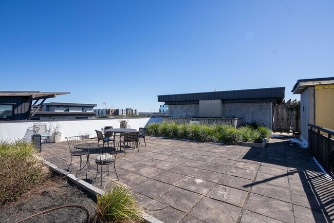 Building Photo - 1 Cool Blow St