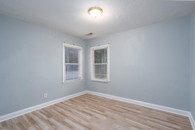 Building Photo - 113 Crestview Dr