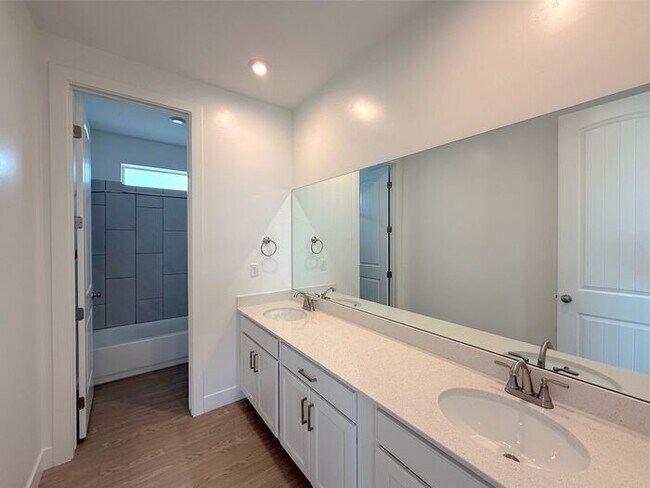 Building Photo - Desert Color Condo 3 bd, 2.5 bt, Extra Large 2 Car Garage Home