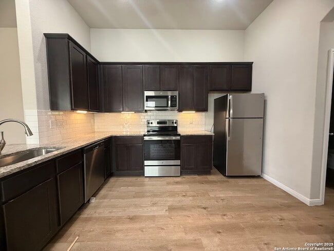 Building Photo - 405 Emma Dr