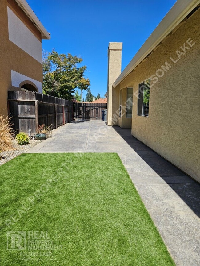Building Photo - Well Maintained Folsom Home with RV Parkin...