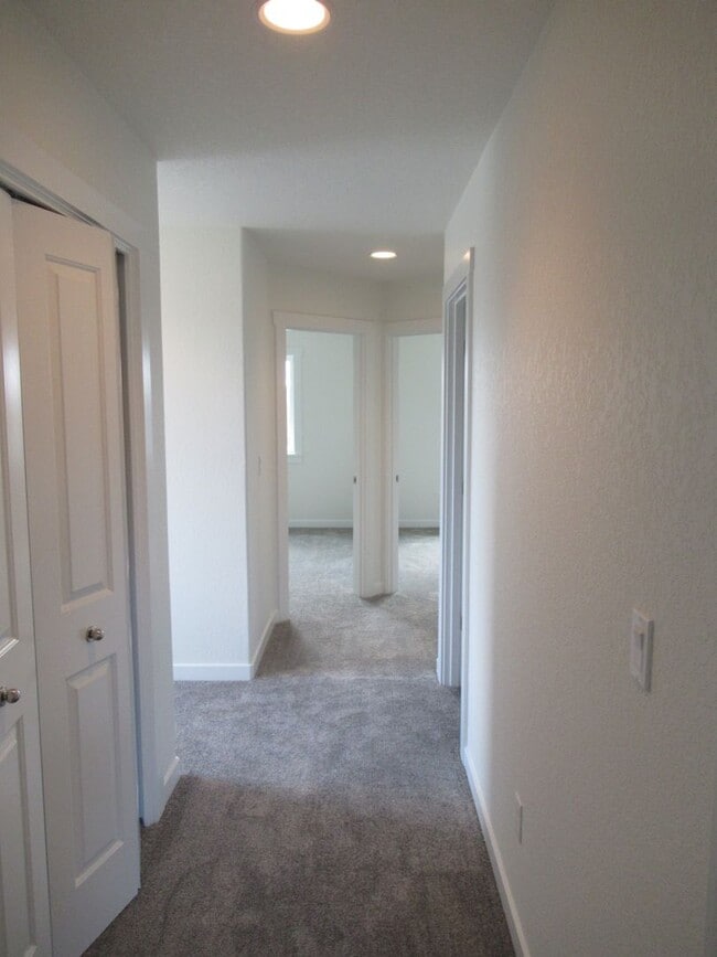 Building Photo - Newer Three Bedroom Duplex